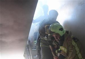 گرفتار شدن ۵ نفر بر اثر آتش‌سوزی در ساختمان مسکونی + تصاویر
