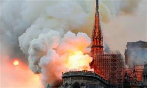مهار آتش در «نوتردام» و نجات آثار هنری و مذهبی موجود در کلیسا

